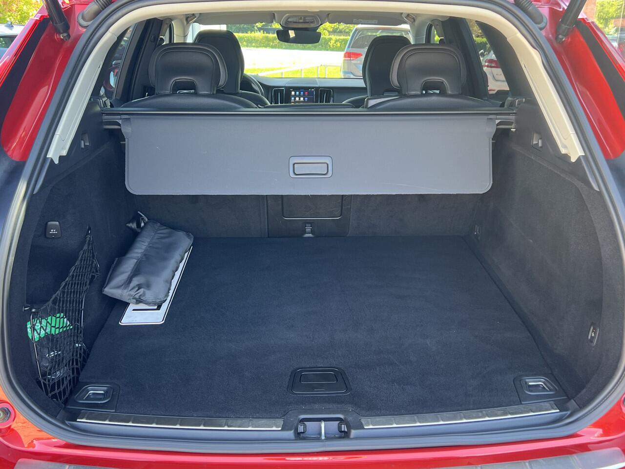 Volvo XC60 2.0 T6 Plug-in hybrid 340 pk AWD Inscription Exclusive Navi Trekhaak Panoramadak Blis 20 Inch Velgen Harman Kardon Pilot Assist ACC Head -UP DAB Carplay Getint Glas NL Auto Plug-in Hybride 1e Eigenaar BTW Auto