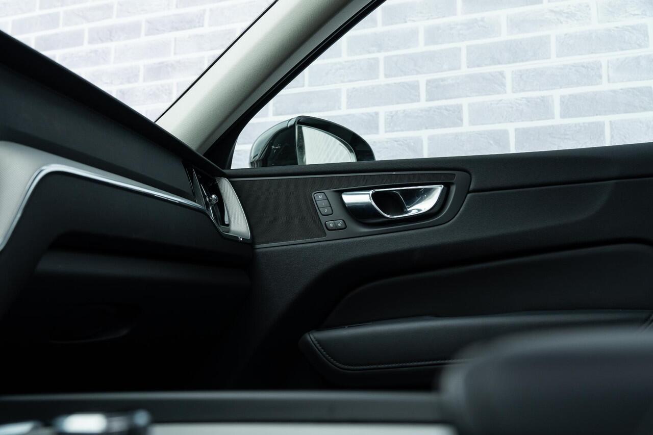 Volvo XC60 T6 Plug-in hybrid AWD Plus Dark | Long Range | Trekhaak | BLIS | Adaptive cruis-control | Panoramadak | 360° camera | Verw. stoele V+A | Leder