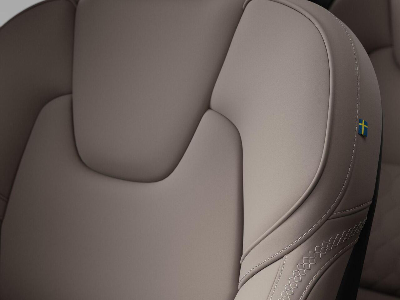 Volvo XC60 2.0 T6 Plug-in hybrid AWD Plus Dark 360 Camera / Head-up display / Harman Kardon audio / Panorama dak / stoel- en stuurverwarming / leer