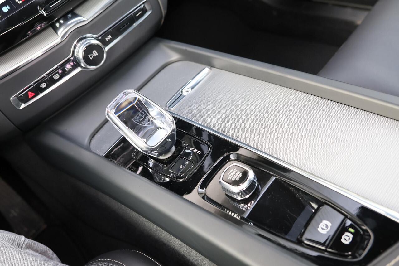 Volvo XC60 T6 Recharge AWD Plus Black Edition - Panorama/schuifdak - Adaptieve LED koplampen - Parkeercamera achter - Verwarmde voorstoelen, stuur & achterbank - Parkeersensoren voor & achter - Elektr. bedienb. voorstoelen met geheugen - Draadloze tel. lader - Cruis