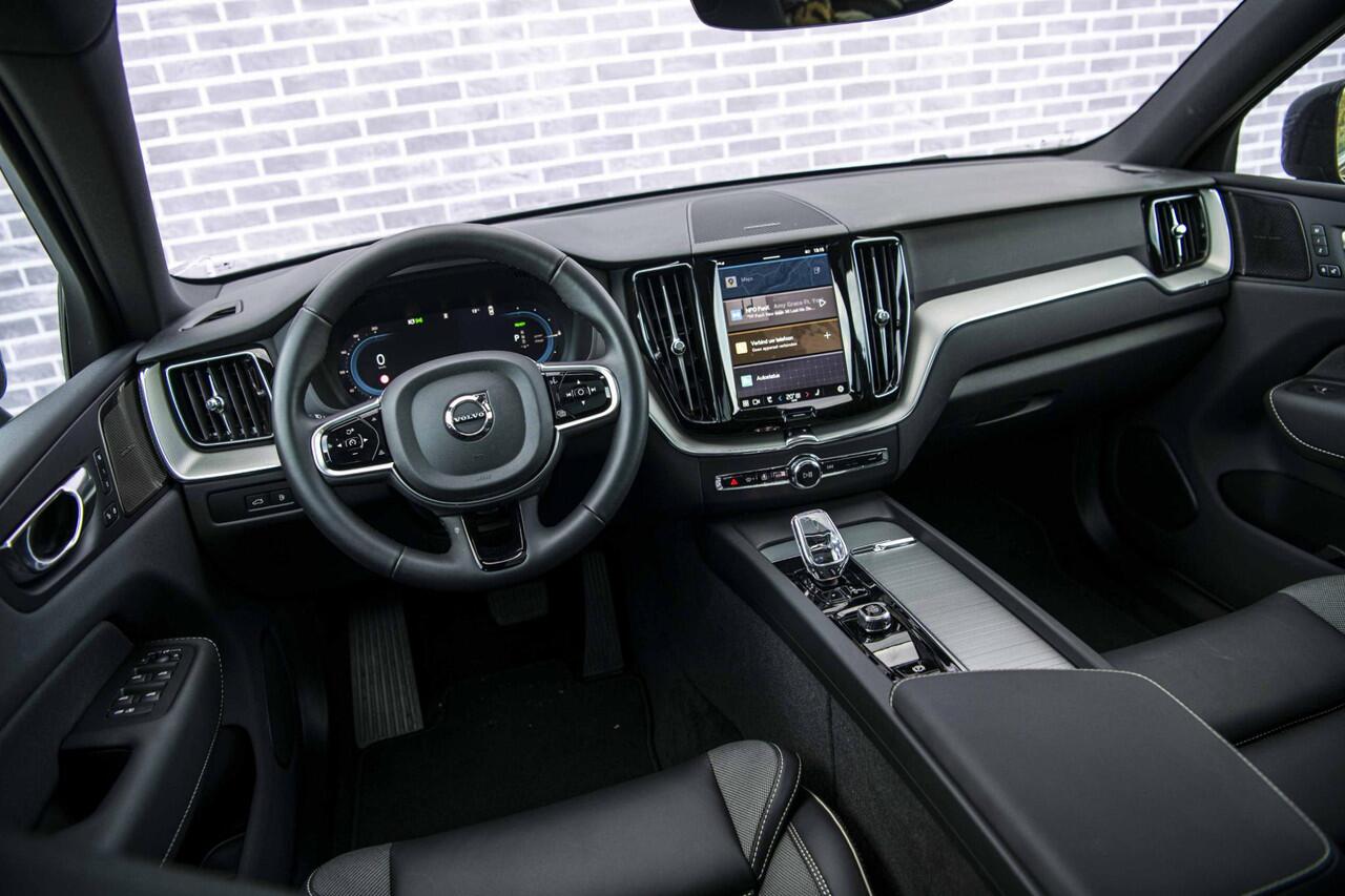 Volvo XC60 2.0 T6 Plug-in hybrid AWD Plus Black Edition | Adaptieve Cruise Control | Panoramadak | Harman Kardon Audio | 360° Parkeercamera | Stoel-/Stuurverwarming | Dodehoek Detectie |