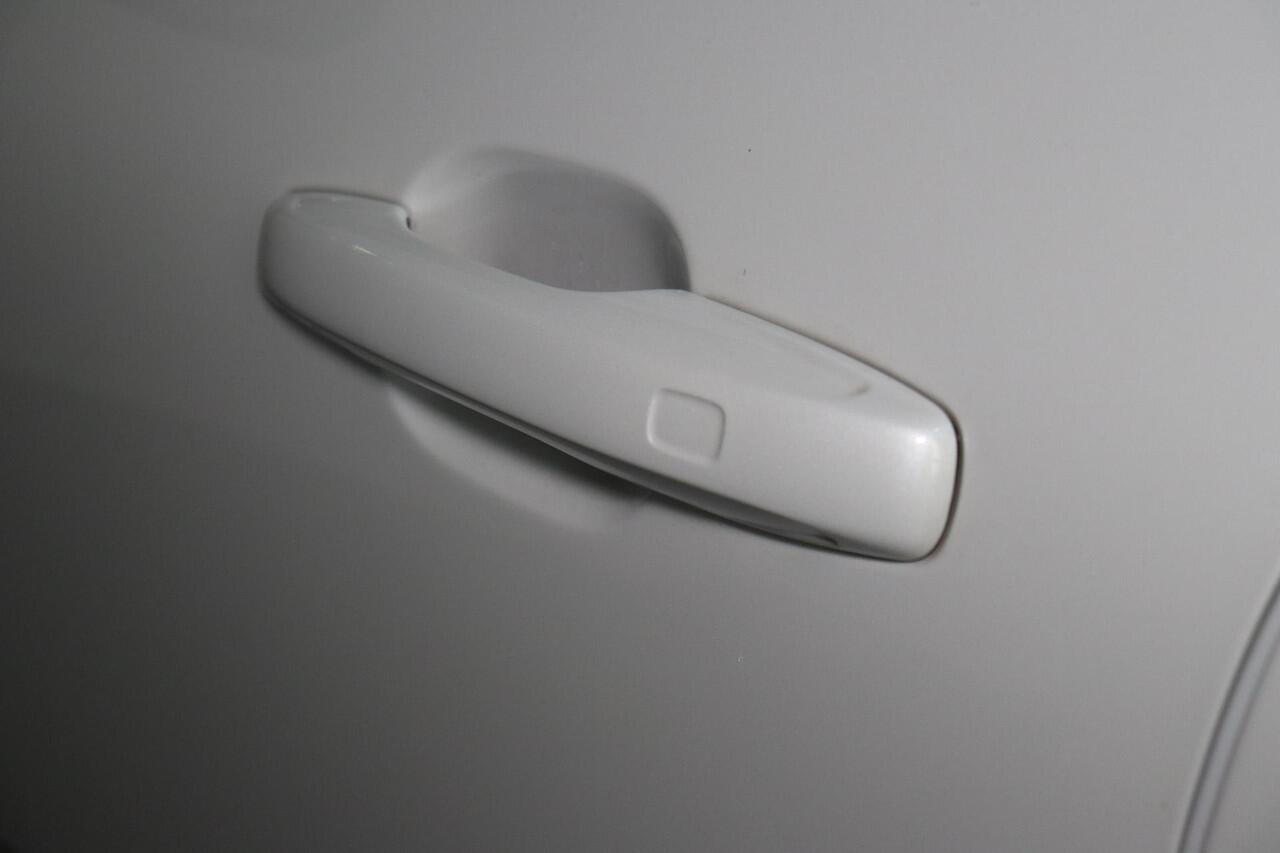 Volvo XC60 T8 Recharge AWD Ultimate Dark - Panorama/schuifdak - IntelliSafe Assist & Surround - 360º Camera - Verwarmde voorstoelen, stuur & achterbank - Parkeersensoren voor & achter - Elektr. bedienb. voorstoelen met geheugen - Draadloze tel. lader - Head up displ