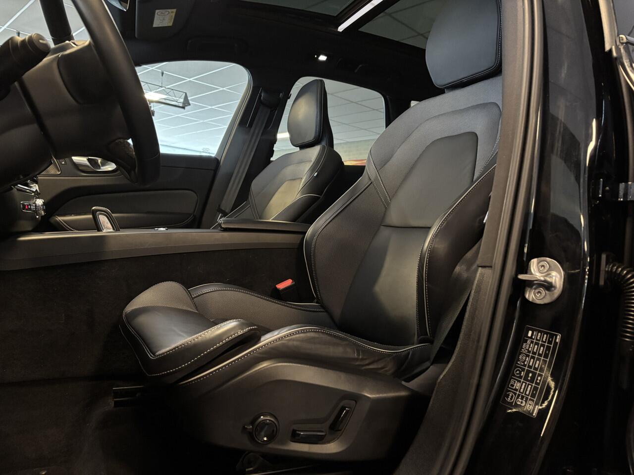 Volvo XC60 T6 AWD Plus Dark Black Edition - Long Range - Pandak / Head Up / H-K / R-Design int / Google / Dab+ / Adaptive - Pilot ass / Stuur- en Stoelverw - Elek Trekhaak -