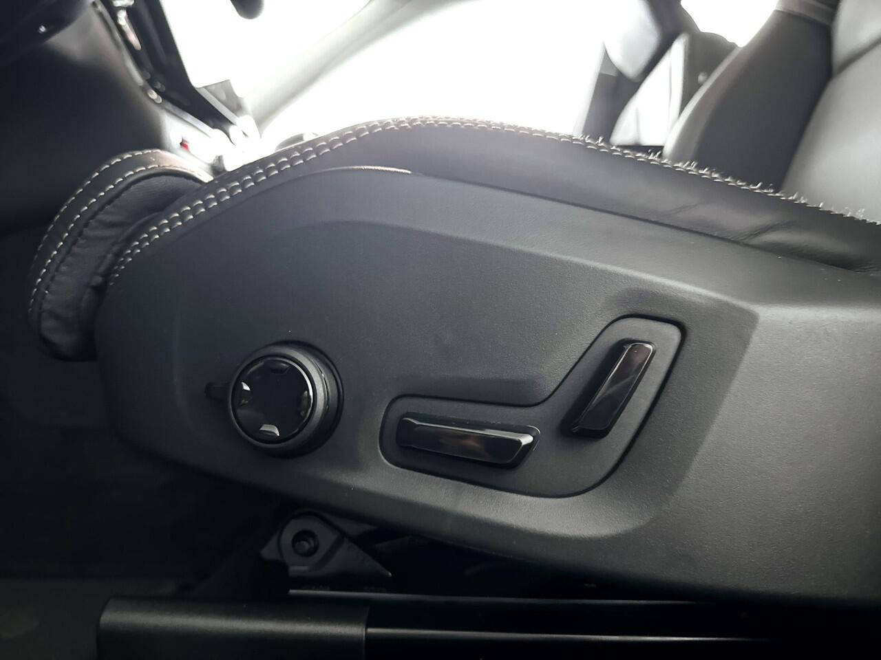 Volvo XC60 T6 Plug-in hybrid AWD Ultra Dark | Panoramdak | 360° camera | Luchtvering | Bowers & Wilkins | Head-up Display | Stoelventilatie | Stoel- en Stuurverwarming