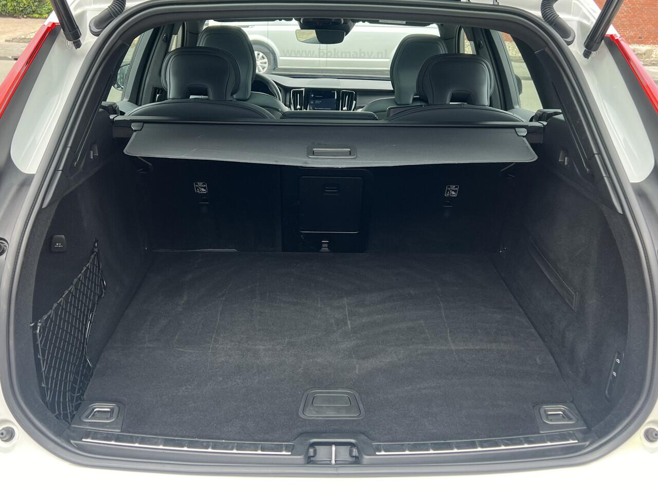 Volvo XC60 2.0 T8 Recharge 392 pk AWD R-Design Navigatie Panoramadak Luchtvering Camera Head Up Display Leder Dashboard Carplay Elek. Stoel 19 Inch Velgen Stoelverwarming Standkachel Getint Glas On Call 1e Eigenaar Plug In Hybride 1e Eigenaar Netjes ! BTW auto