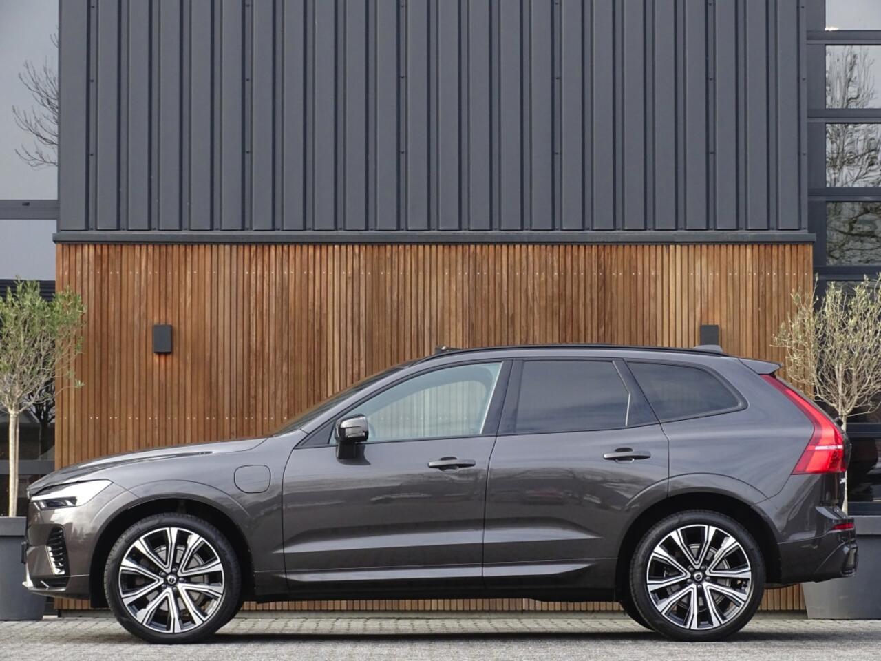 Volvo XC60 T6 341K AWD Recharge Plug-In Hybrid / R- Design / LED