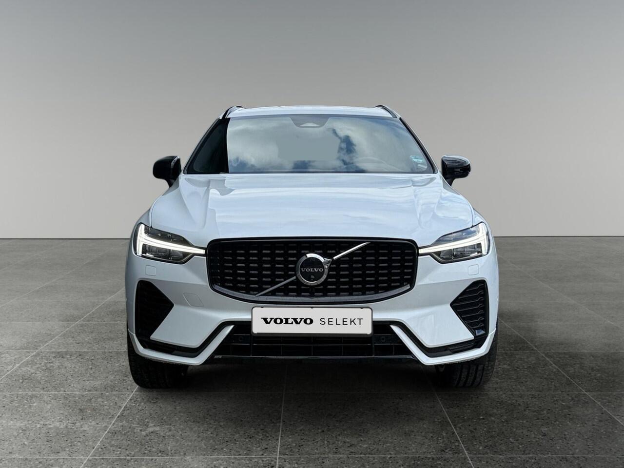 Volvo XC60 2.0 T6 Plug-in hybrid AWD Plus Dark | Luchtvering | Harman/Kardon Audio | Extra getint glas | Sportstoelen |