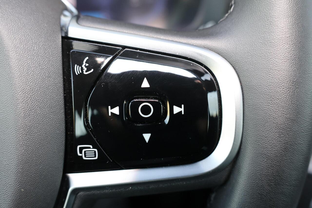 Volvo XC60 T6 Recharge AWD Ultra Dark - Panorama/schuifdak - IntelliSafe Assist & Surround - 360º Camera - Harman/Kardon audio - Adaptieve LED koplampen - Verwarmde voorstoelen, stuur & achterbank - Parkeersensoren voor & achter - Elektr. bedienb. voorstoelen met ge