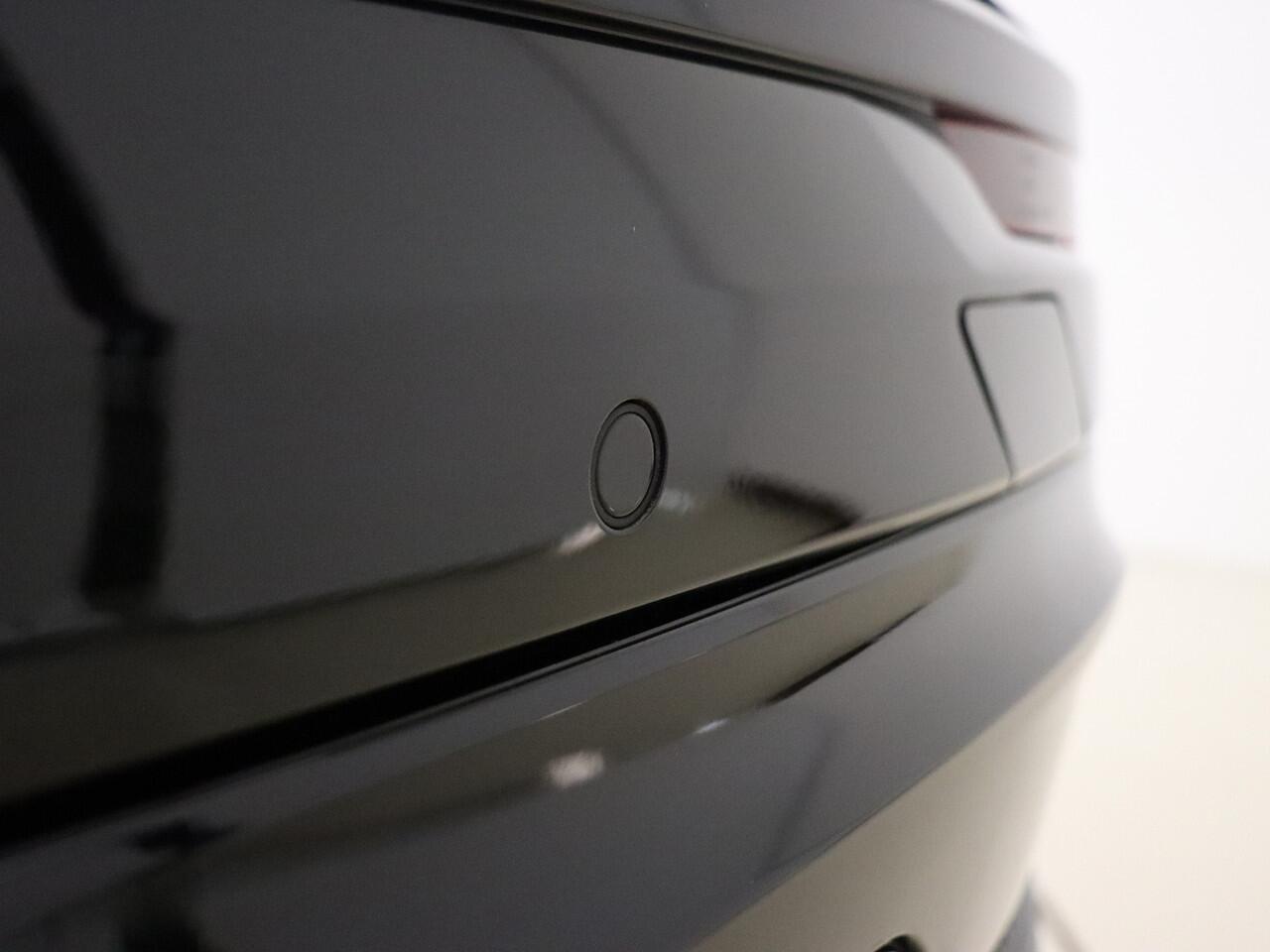 Volvo XC60 T6 350pk Plug-in hybrid AWD Plus Dark / Harman en Kardon audio / Contourstoelen / Panorama dak / Camera voor en achter / Elektrisch verstelbare stoelen /