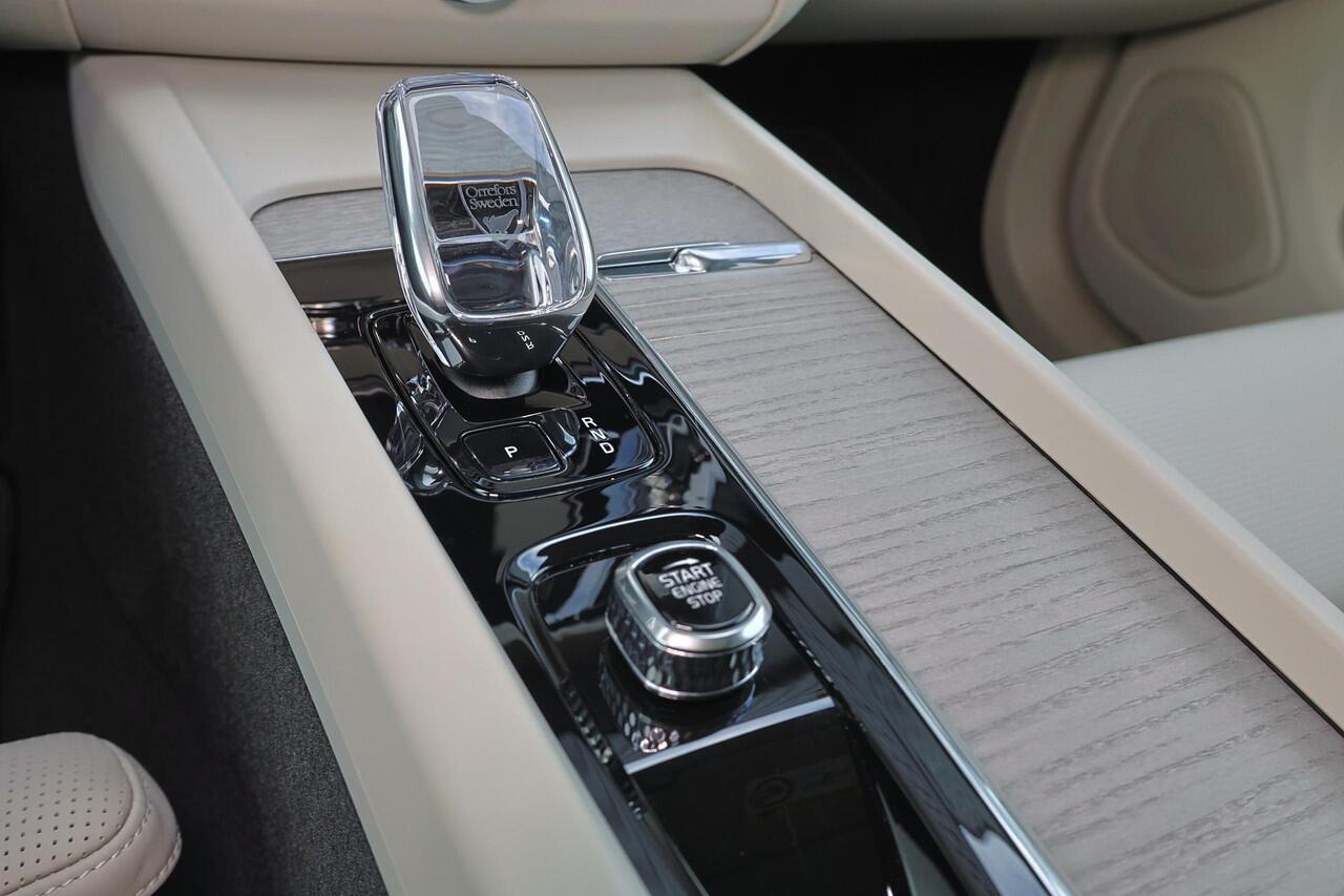 Volvo XC60 T8 Recharge AWD Ultra - Luchtvering - B&W Audio - Panorama/schuifdak - Massage&Ventilatie stoelen - IntelliSafe Assist & Surround - 360º Camera - Adaptieve LED koplampen - Verwarmde voorstoelen, stuur & achterbank - Elektr. bedienb. voorstoelen met geheug