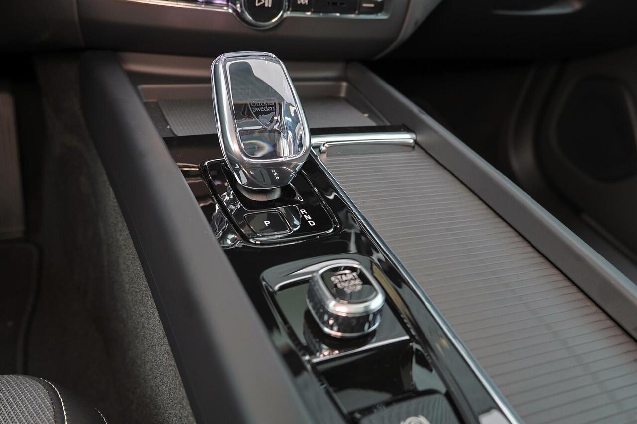 Volvo XC60 T6 Recharge AWD Ultra Black Edition - Panorama/schuifdak - IntelliSafe Assist & Surround - 360º Camera - Harman/Kardon audio - Adaptieve LED koplampen - Verwarmde voorstoelen, stuur & achterbank - Parkeersensoren voor & achter - Elektr. bedienb. voorstoel