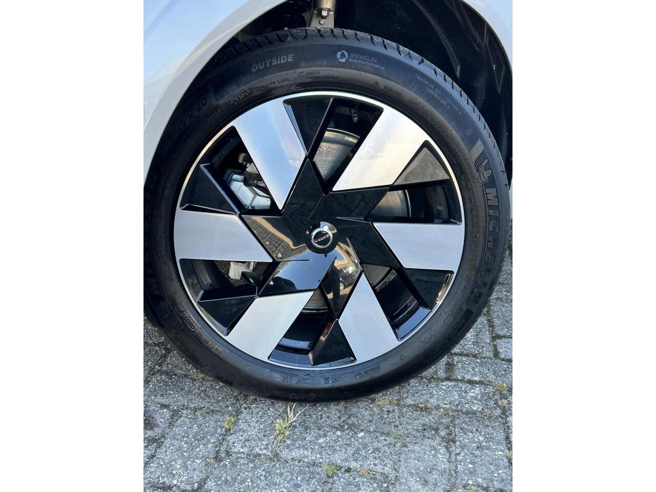 Volvo XC60 2.0 T6 Plug-in hybrid AWD Ultra Dark 360 Camera / Head-up display / Harman Kardon audio / trekhaak / Panorama dak / stoel- en stuurverwarming / leer