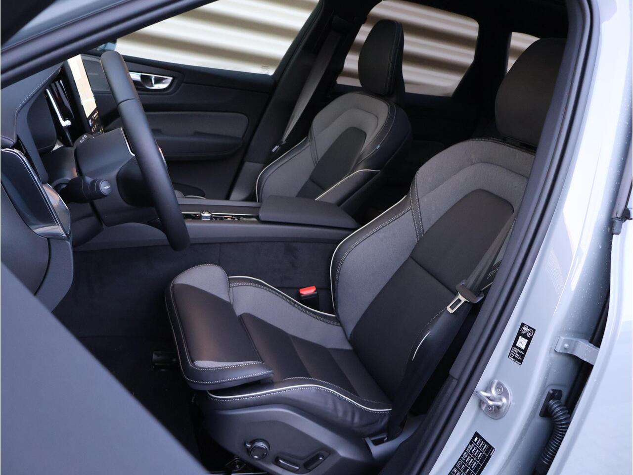 Volvo XC60 T6 Plug-in hybrid AWD Ultra Black Edition | Uit voorraad leverbaar | Harman Kardon | Panoramadak