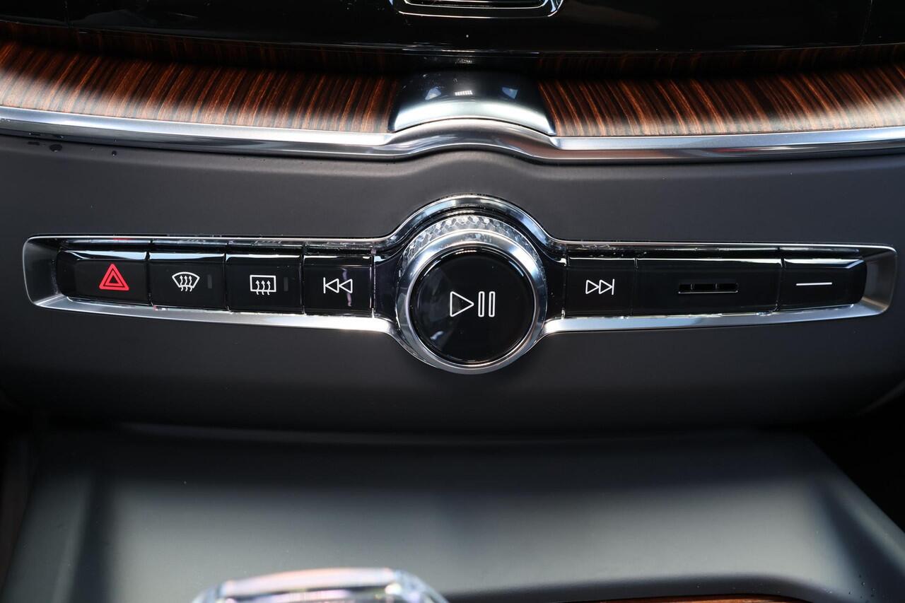 Volvo XC60 T8 Recharge AWD Plus Bright - Luchtvering - Panorama/schuifdak - IntelliSafe Assist & Surround - 360º Camera - Harman/Kardon audio - Adaptieve LED koplampen - Verwarmde voorstoelen, stuur & achterbank - Parkeersensoren voor & achter - Elektr. bedienb. voo