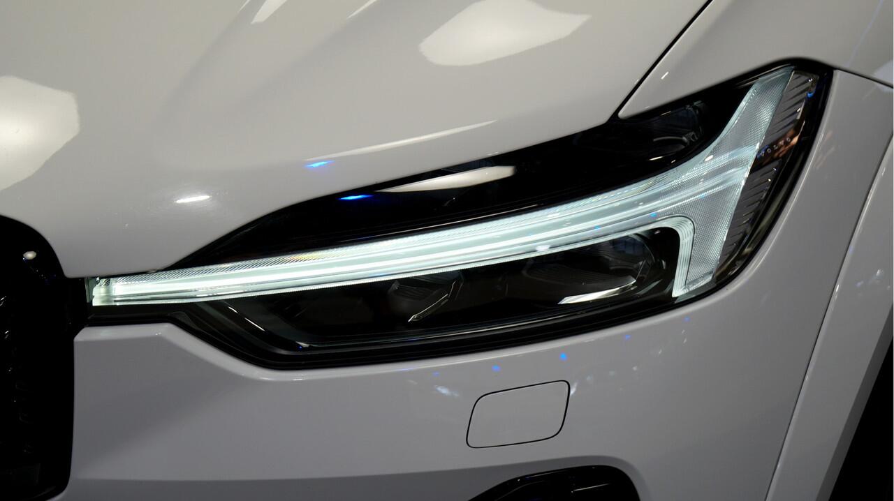 Volvo XC60 2.0 T6 AWD 293kW/399pk Aut8 Plug-in Hybrid Long Range R-Design LUCHTVERING + PANORAMADAK + HARMAN/KARDON + ADAPT.CRUISE + PILOT ASSIST + STOELVERWARMING V&A + 360 CAMERA + LANE ASSIST + BLIS + GOOGLE NAVI + PD-GLASS + PARKSENSOREN V&A + 22" LM-VELGEN!!