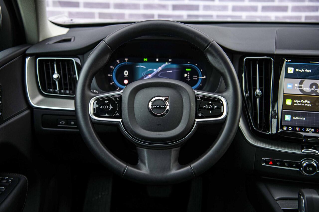 Volvo XC60 2.0 T6 Plug-in hybrid AWD Plus Dark | Trekhaak | Schuif/kanteldak | Rondomzicht camera | Dodehoek assistent | Stoel/Stuur verwarming |