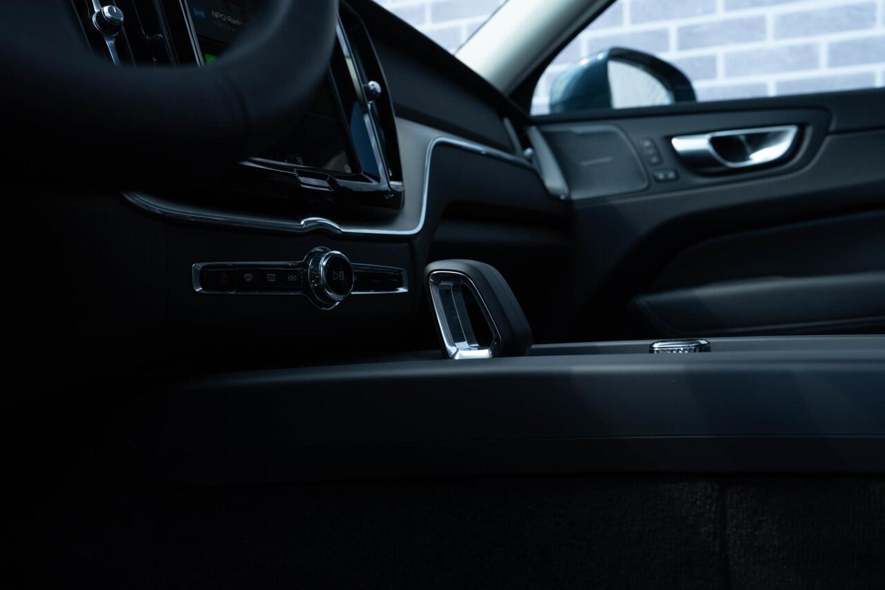 Volvo XC60 T6 Plug-in hybrid AWD Plus Bright | Luchtvering | Trekhaak 2250 kg | 360° Camera | Harman Kardon Audio | Full-LED Koplampen | Elektrisch Verstelbare Voorstoelen | Stoel-/Stuurverwarming |