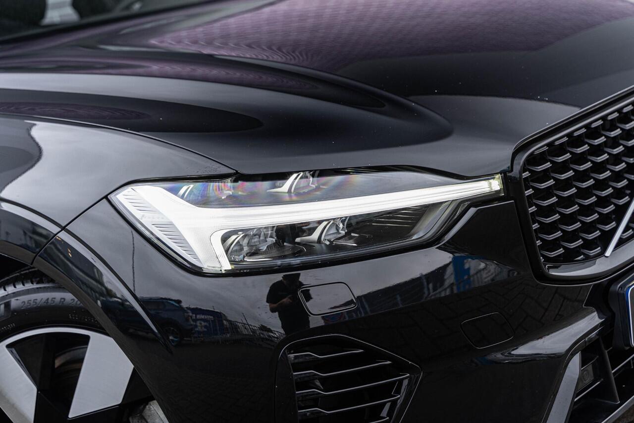 Volvo XC60 2.0 T6 Plug-in hybrid AWD Plus Dark | Long Range | Harman Kardon Audio | Schuif- / Kanteldak | Head Up Display | Stoel- / Stuurverwarming | Power Seats | Keyless | Parkeerverwarming | Dodehoek Detectie | Elektrische achterklep |