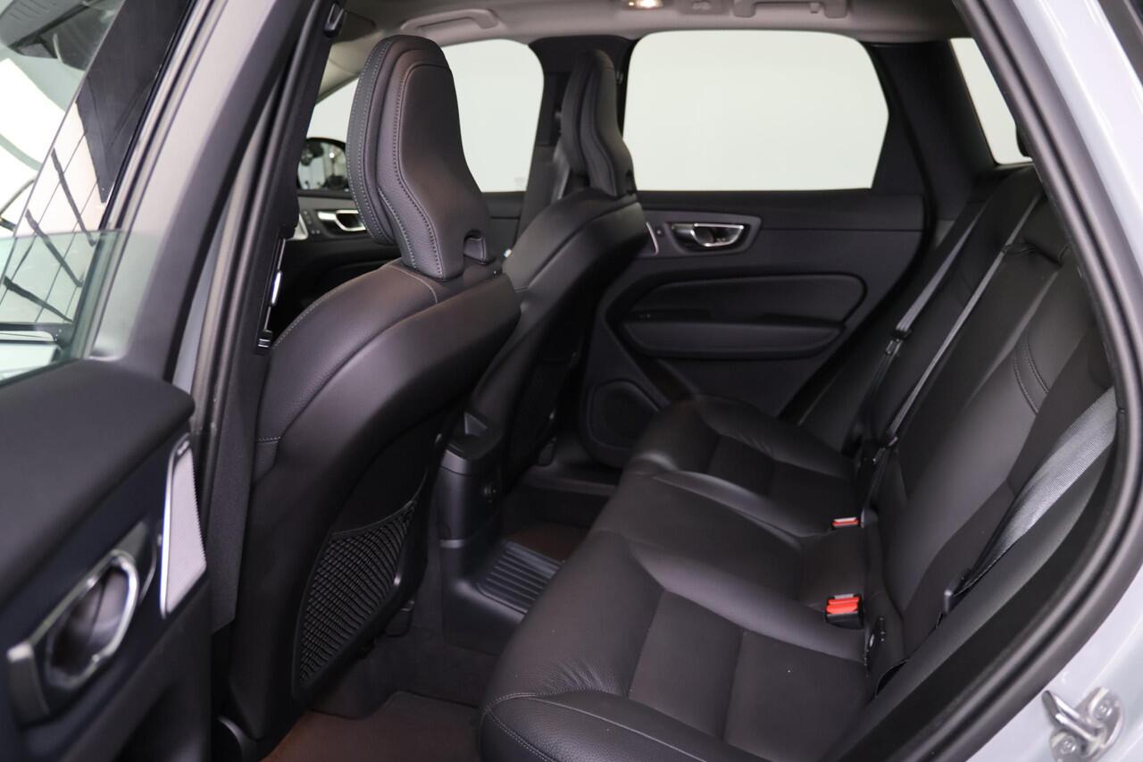 Volvo XC60 T6 Recharge AWD Ultra Dark - Luchtvering - Panorama/schuifdak - IntelliSafe Assist & Surround - 360º Camera - Adaptieve LED koplampen - Verwarmde voorstoelen, stuur & achterbank - Parkeersensoren voor & achter - Elektr. bedienb. voorstoelen met geheugen -