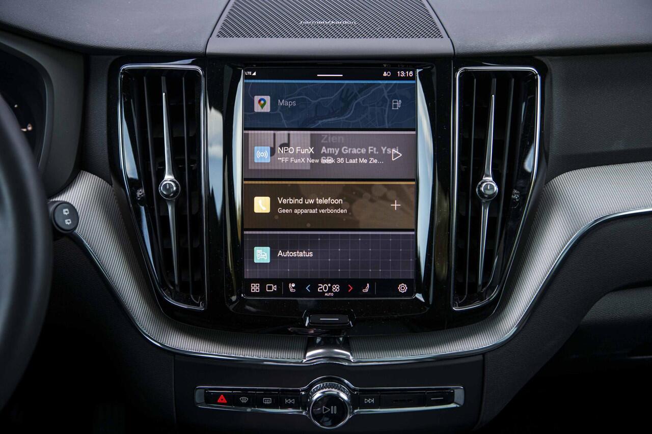 Volvo XC60 2.0 T6 Plug-in hybrid AWD Plus Black Edition | Adaptieve Cruise Control | Panoramadak | Harman Kardon Audio | 360° Parkeercamera | Stoel-/Stuurverwarming | Dodehoek Detectie |