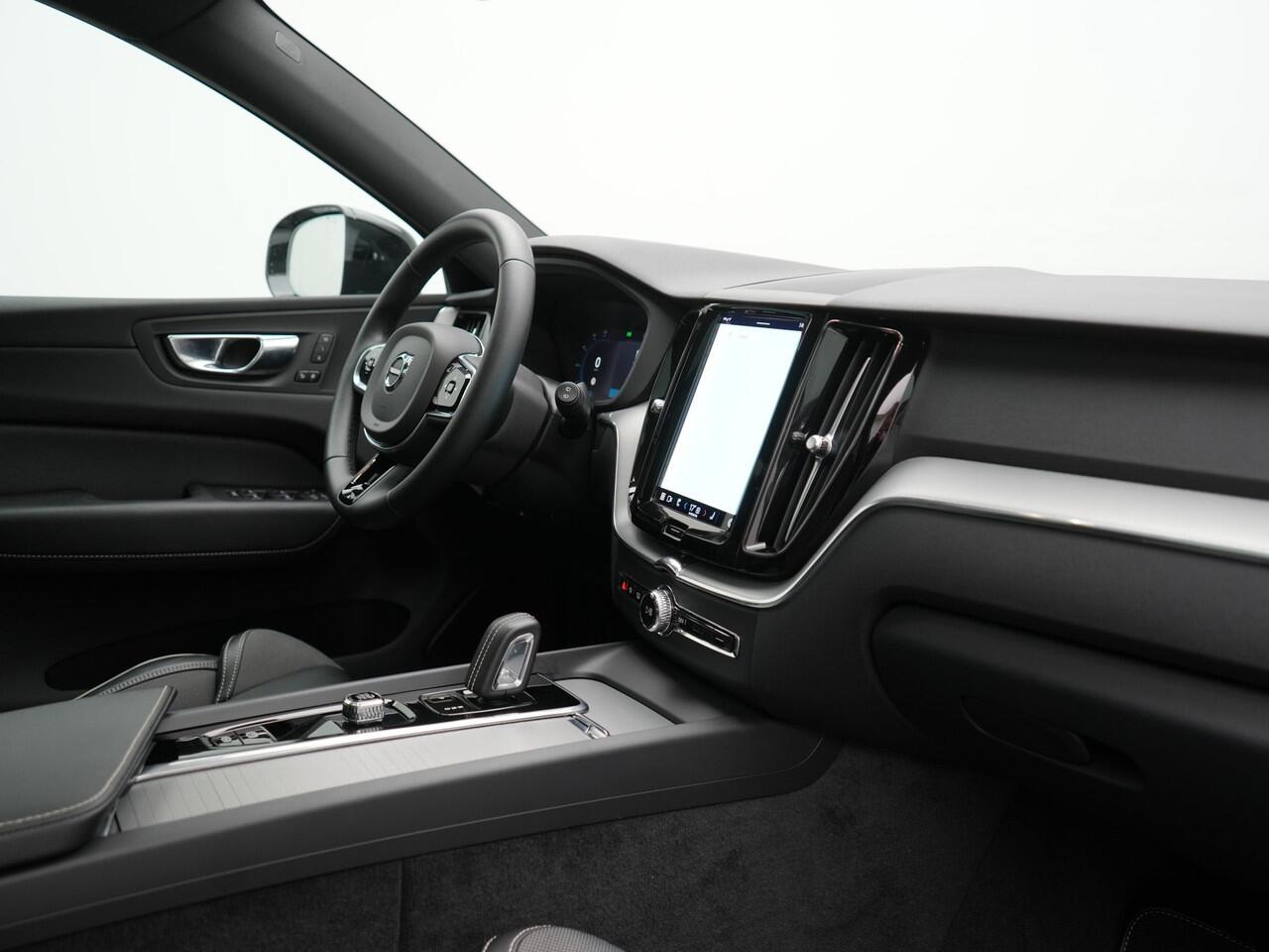 Volvo XC60 Recharge T6 AWD R-Design LONG RANGE Plug In Hybrid 341pk Dealer O.H. PHEV | Panodak | 360 Camera | Google Assistent | Lederen Sportstoelen Memory & Verwarmd | Apple Carplay | Keyless | Virtual | Navigatie | DAB |