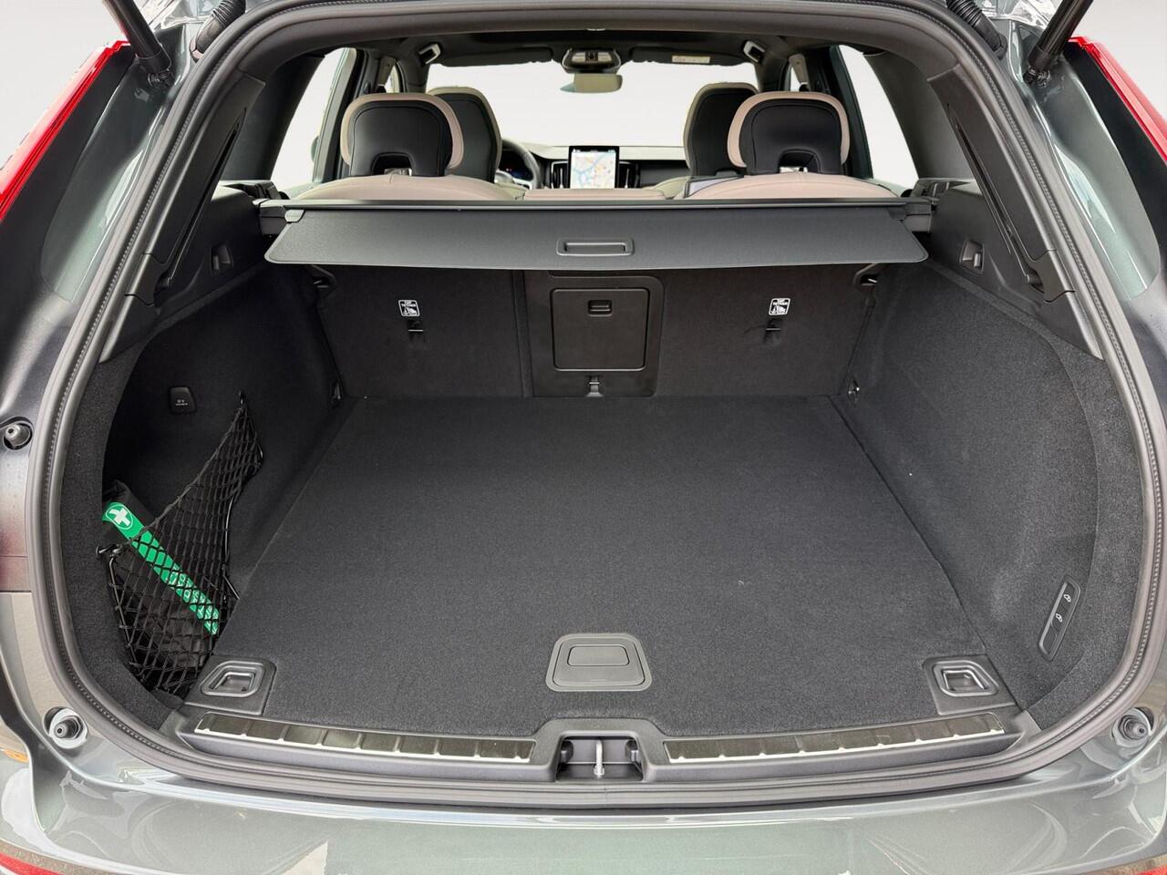 Volvo XC60 2.0 T6 Plug-in hybrid AWD Ultra Bright | Luchtvering | Cardamom Interieur | Harman/Kardon Audio | Panoramadak |