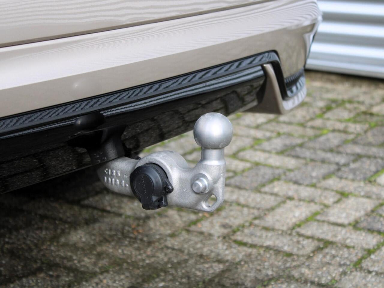 Volvo XC60 2.0 T6 Plug-in hybrid AWD Plus Dark Automaat / Panoramadak / Trekhaak / 360* camera / All Seasonbanden