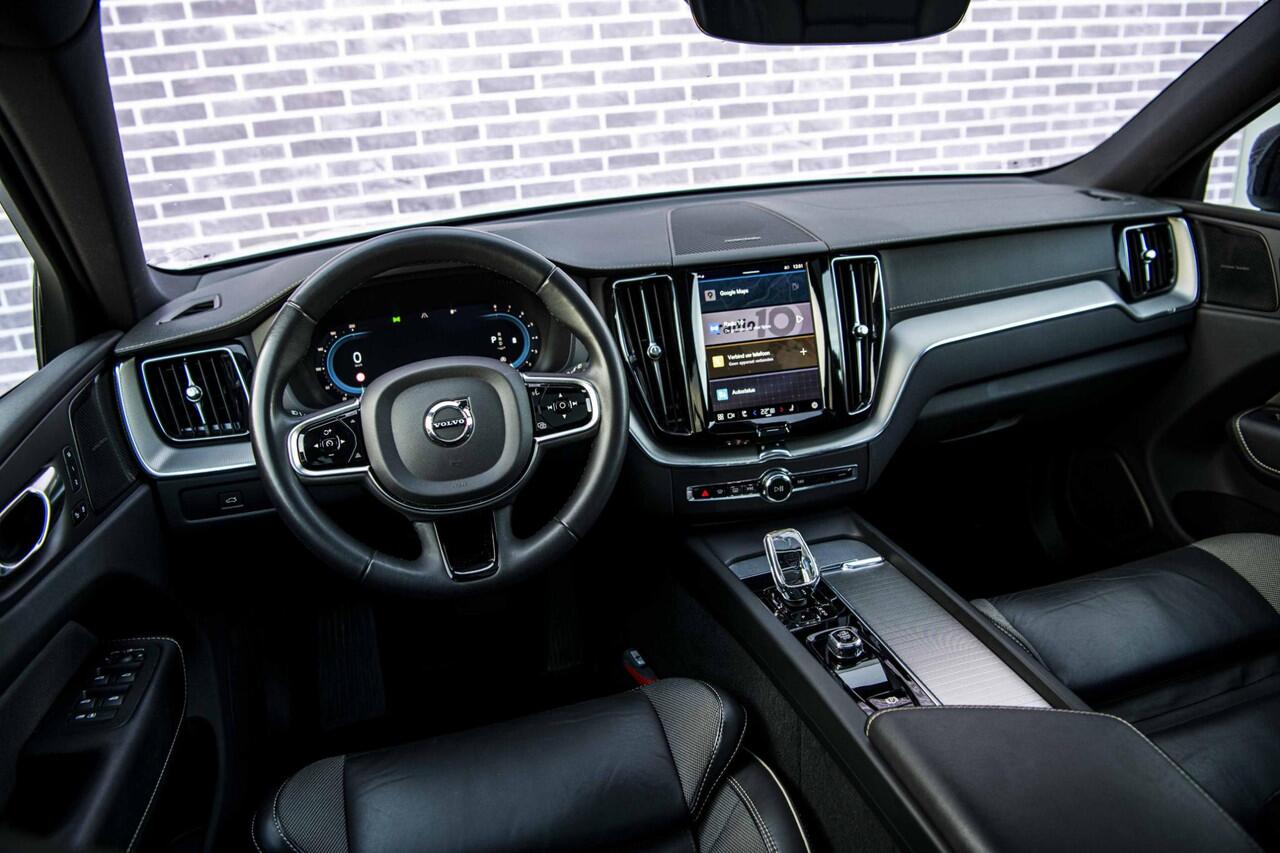 Volvo XC60 B5 Ultimate Dark | Trekhaak | Harman & Kardon | Stoel/stuur verwarming | Panorama dak | Adaptieve cruise control | Elektrisch verstelbare voorstoelen met memory |