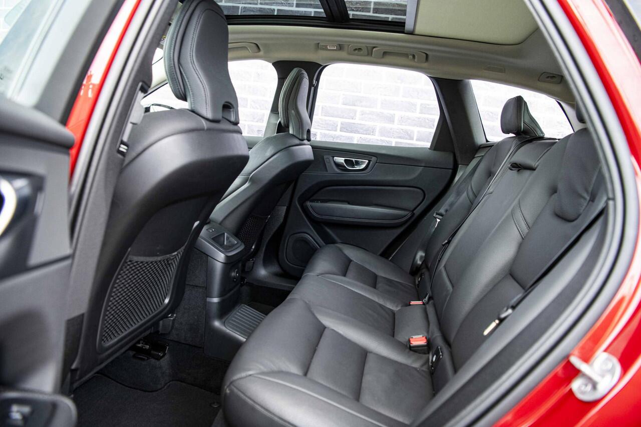 Volvo XC60 2.0 T6 Plug-in hybrid AWD Plus Dark | Adaptieve cruise control | 360° camera | Trekhaak | Stoel- en stuurverwarming | Dode hoek detectie BLIS | Panorama dak | All season banden | Google Auto |