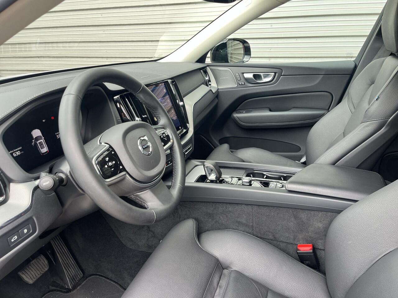 Volvo XC60 T8 Plug-in hybrid AWD Ultimate Dark / Luchtvering / Extra getint glas / 360 camera / Trekhaak semi-elektrisch /