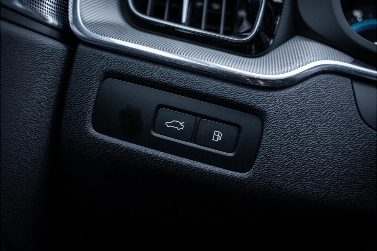 Volvo XC60 2.0 T6 Plug-in hybrid AWD Ultimate Black Edition ** Trekhaak ** Ventilatie ** Panodak ** B&W ** 12-2024!!