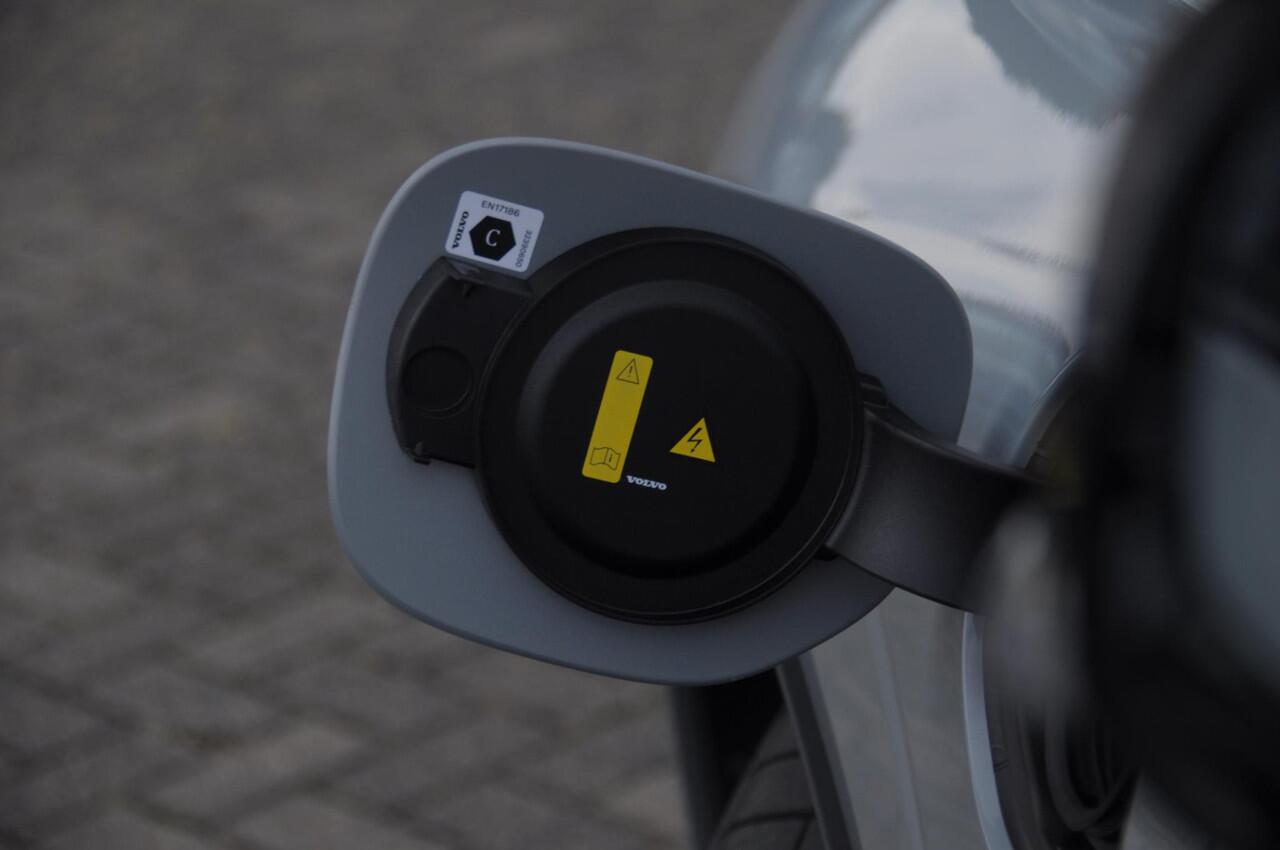 Volvo XC60 T6 350PK Facelift AWD Plus Black Edition Apple Carplay / Adaptive cruise control / Panorama dak / Sportstoelen / Elektrisch bedienbare bestuurderstoel met geheugen / Keyless Entry / Elektrische achterklep