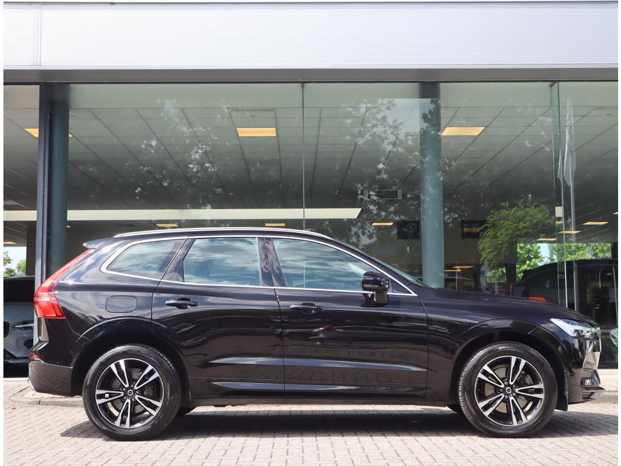 Volvo XC60 2.0 B5 250 PK Momentum Exclusive / Panoramadak