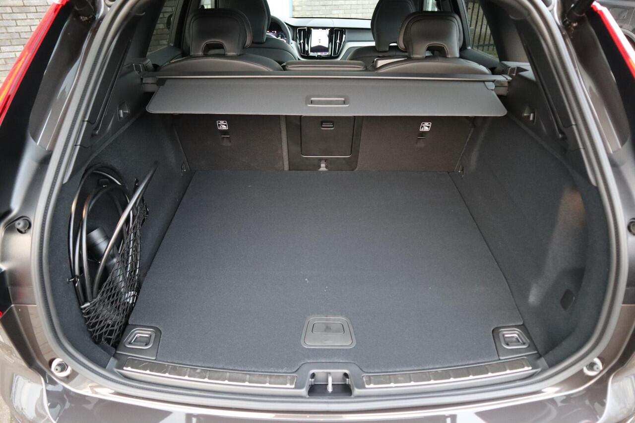 Volvo XC60 2.0 T6 Plug-in hybrid AWD Plus Dark | Schuif / kanteldak | 360 camera | Harman Kardon | Elektrisch verstelbare stoelen met geheugen |