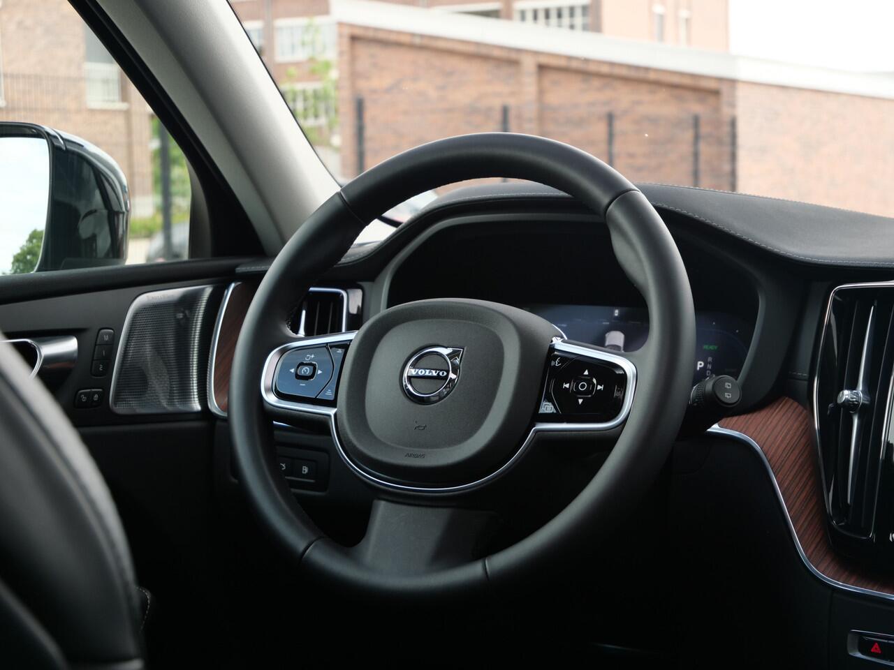 Volvo XC60 2.0 T6 350pk Plug-in hybrid AWD Ultimate Dark Schuifdak / Luchtvering / Head-up display