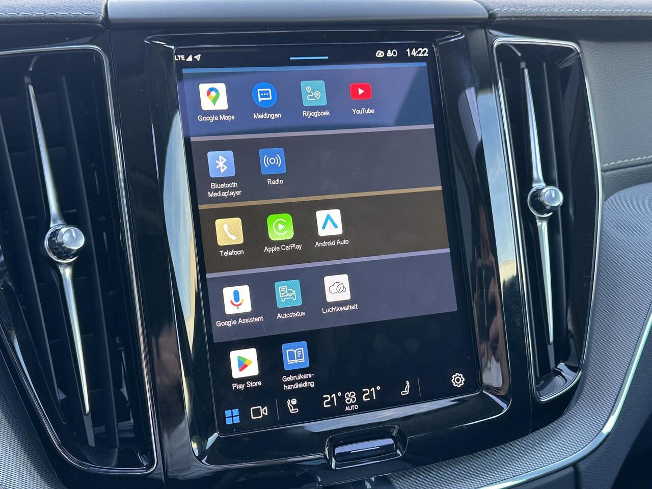 Volvo XC60 2.0 T6 Plug-in hybrid AWD Ultra Dark 360 Camera / Head-up display / Harman Kardon audio / trekhaak / Panorama dak / stoel- en stuurverwarming / leer