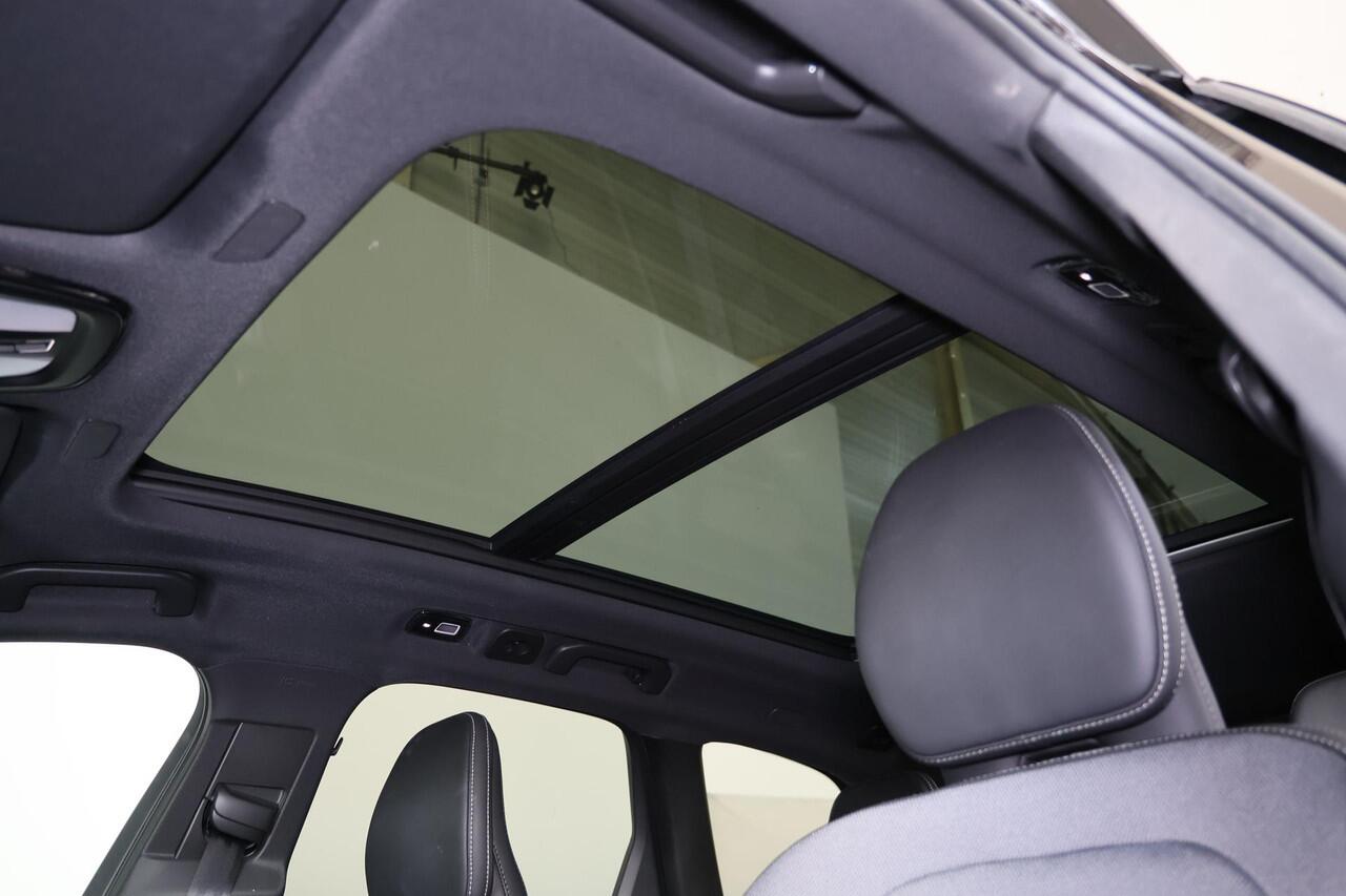 Volvo XC60 T8 Recharge AWD Ultra Black Edition - Luchtvering - B&W Audio - Panorama/schuifdak - IntelliSafe Assist & Surround - 360º Camera - Adaptieve LED koplampen - Verwarmde voorstoelen, stuur & achterbank - Parkeersensoren voor & achter - Elektr. bedienb. voors