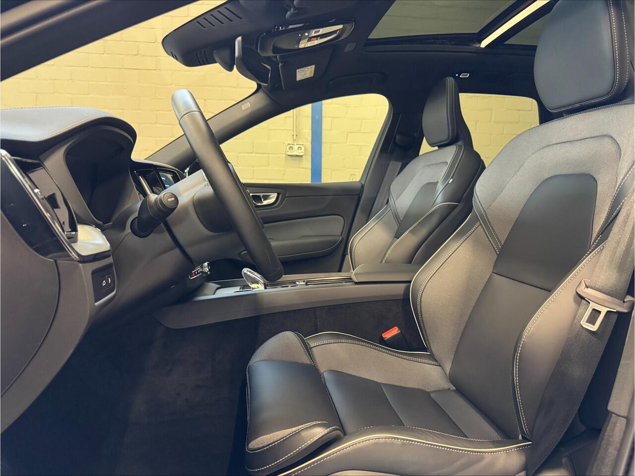 Volvo XC60 2.0 T8 Plug-in hybrid AWD Ultra Black Edition | Luchtvering | Bowers & Wilkins | Head Up | Trekhaak