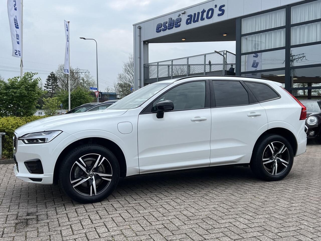 Volvo XC60 2.0 T8 Recharge 392 pk AWD R-Design Navigatie Panoramadak Luchtvering Camera Head Up Display Leder Dashboard Carplay Elek. Stoel 19 Inch Velgen Stoelverwarming Standkachel Getint Glas On Call 1e Eigenaar Plug In Hybride 1e Eigenaar Netjes ! BTW auto