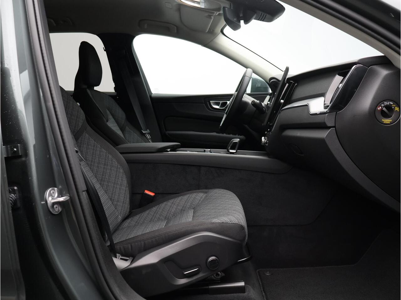 Volvo XC60 T6 350PK Plug-in hybrid AWD Essential / Adaptive Cruise / BLIS / Verwarmbare Stoelen + Stuurwiel / Extra Getint Glas / Google /