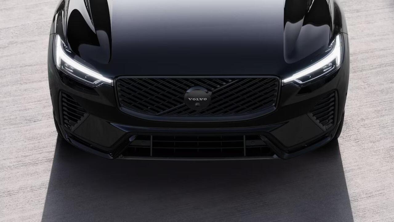 Volvo XC60 T6 Plug-in hybrid AWD Plus Black Edition | Direct Leverbaar | Head Up Display | 360 Graden Camera | Luchtvering | Climate Pack | Panoramisch Schuif-/Kanteldak | Adaptieve Cruise Control | 21 inch Lichtmetalen Velgen |