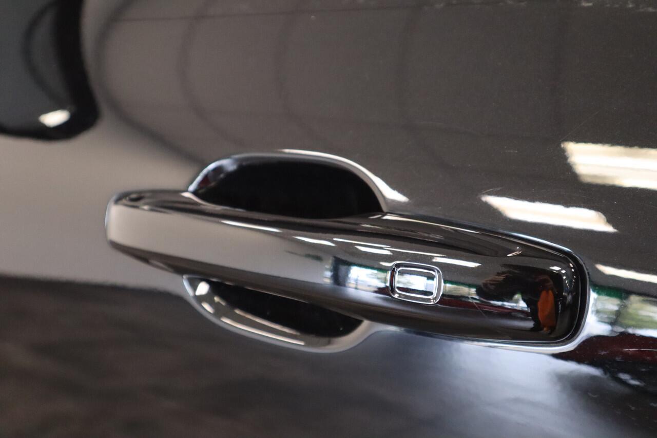 Volvo XC60 2.0 T8 Plug-in hybrid AWD Ultra Black Edition H&K Long Range Luchtvering 24 maanden garantie mogelijk (*vraag naar de voorwaarden)