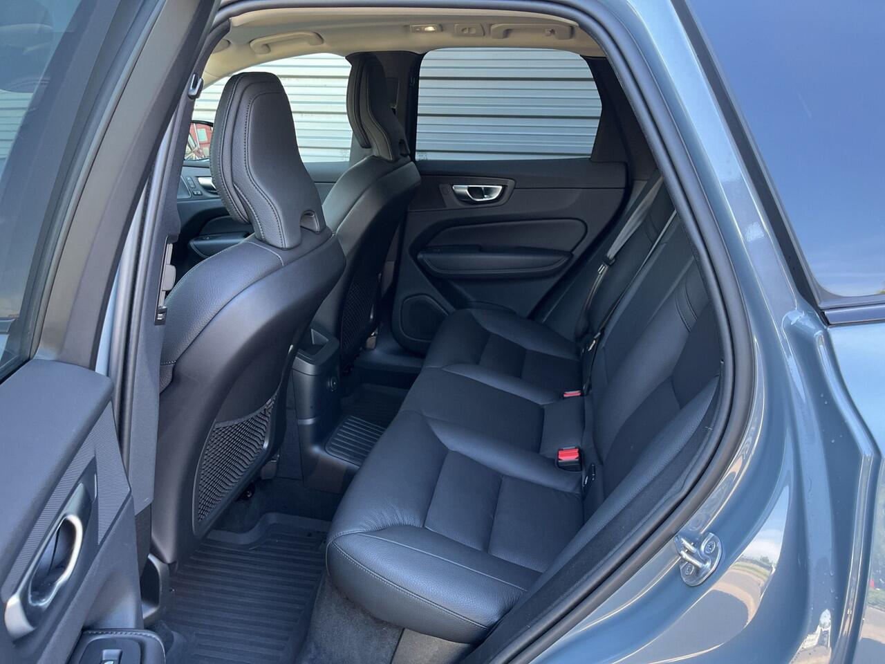 Volvo XC60 T6 Plug-in hybrid AWD Plus Dark / 19" Velgen / Audio Harman Kardon / full-LED koplampen /