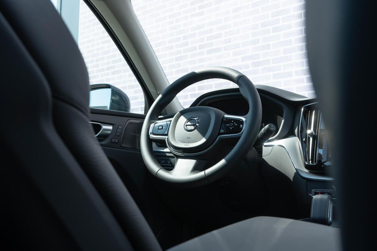 Volvo XC60 T6 Plug-in hybrid AWD Plus Bright | Luchtvering | Trekhaak 2250 kg | 360° Camera | Harman Kardon Audio | Full-LED Koplampen | Elektrisch Verstelbare Voorstoelen | Stoel-/Stuurverwarming |