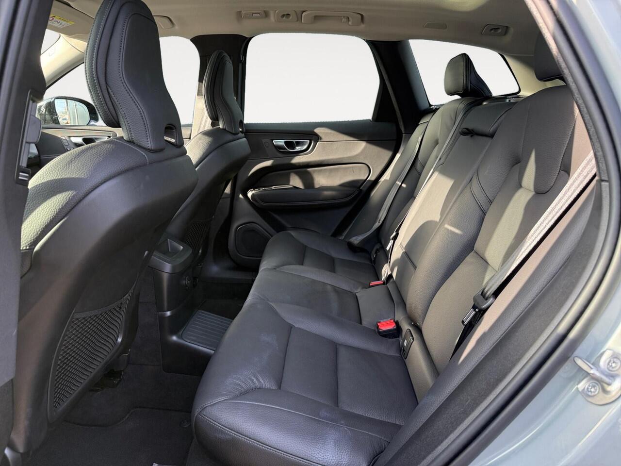 Volvo XC60 2.0 T6 Plug-in hybrid AWD Plus Dark | Trekhaak | 360 graden camera | Panormadak | Lederen bekleding |