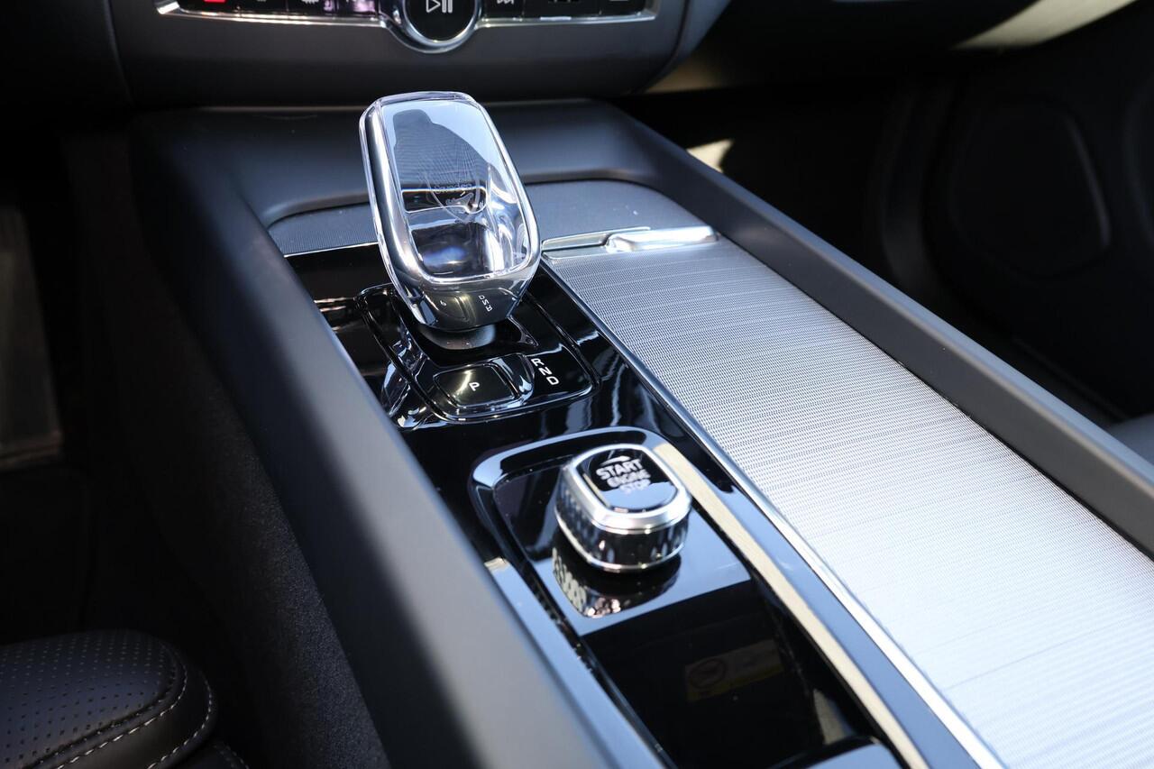 Volvo XC60 T8 Recharge AWD Ultimate Black Edition - Panorama/schuifdak - B&W Audio - Massage&ventilatie stoelen - IntelliSafe Assist & Surround - 360º Camera - Verwarmde voorstoelen, stuur & achterbank - Parkeersensoren voor & achter - Elektr. bedienb. voorstoelen m