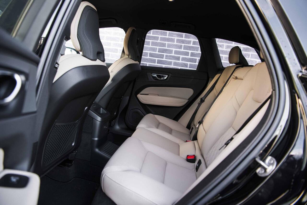 Volvo XC60 2.0 T6 Plug-in hybrid AWD Essential | Facelift | Trekhaak | Climate | Driver Assist | Getint glas | 22" | Fiscaal 66824 |