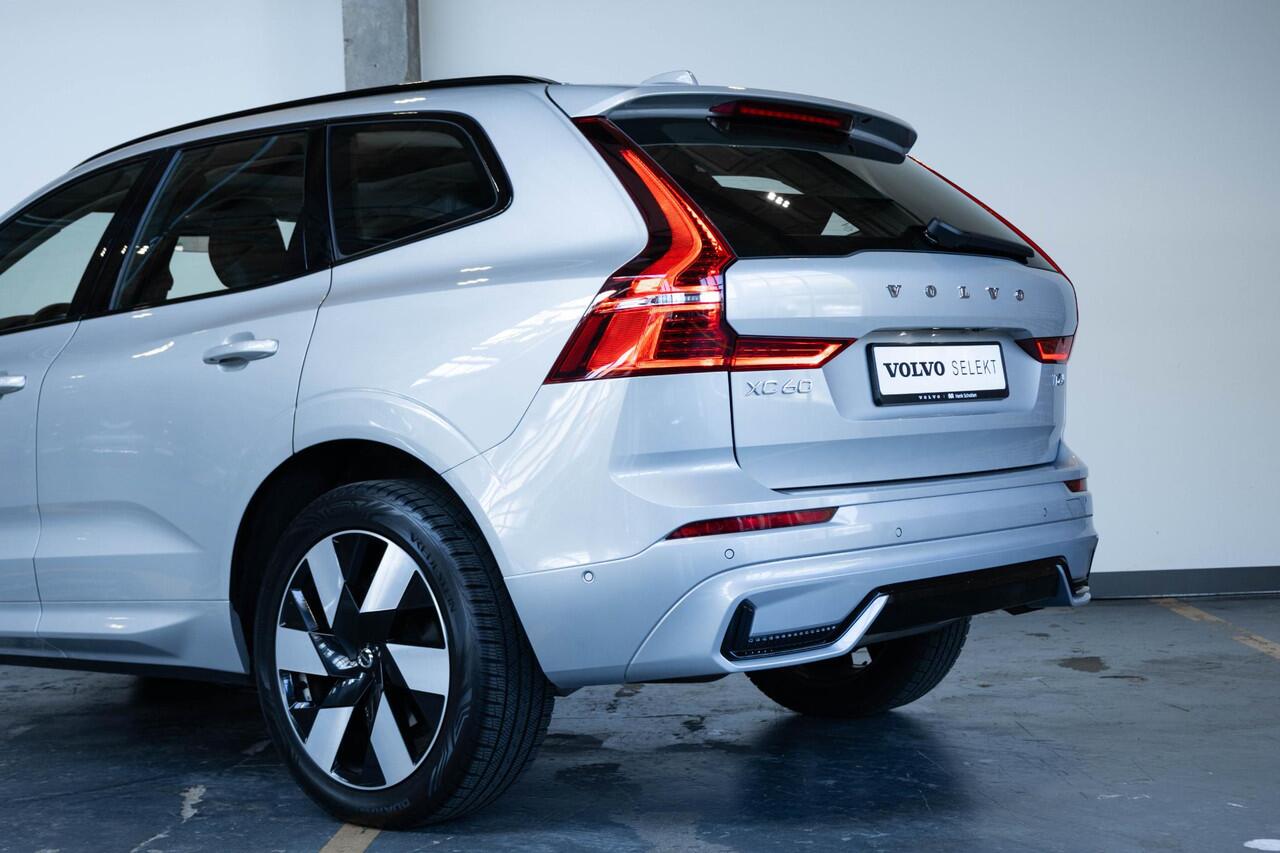 Volvo XC60 T6 Plug-in hybrid AWD Ultra Dark | Panoramadak met schuif-/kantelfunctie | Semi elektrische trekhaak | Verwarmbare voorstoelen, achterbank en stuurwiel | Head Up Display | 360° Parkeer Camera | Premium audio by Harman Kardon | Google infotainment |