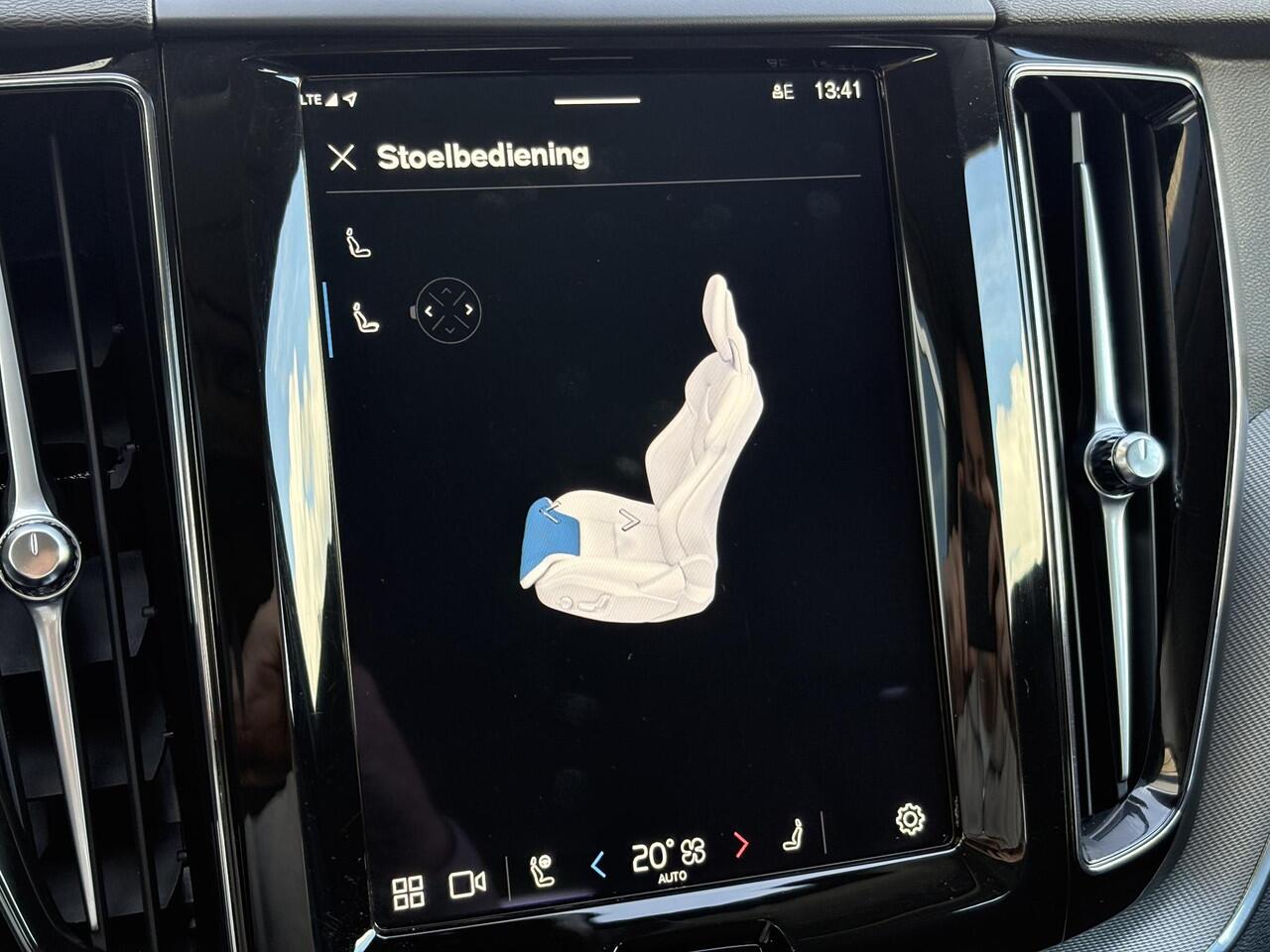 Volvo XC60 2.0 T6 Plug-in hybrid AWD Plus Dark | Adaptive cruise control | 360° camera | Trekhaak | Stoel- en stuurverwarming | Dode hoek detectie BLIS |