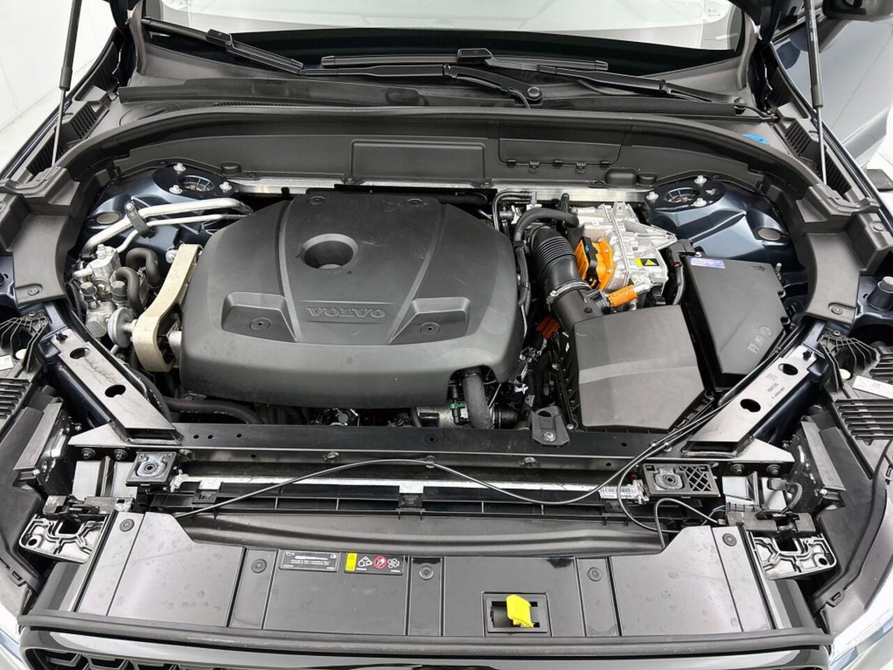 Volvo XC60 2.0 T6 Plus Dark Panorama Dak | All season | Trekhaak |